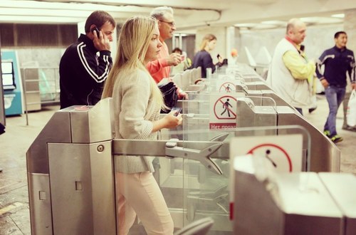 Стойки для перекодировки социальных карт подмосковных льготников для бесплатного проезда по Москве с 1 сентября установят на станциях метро и у железнодорожных вокзалов