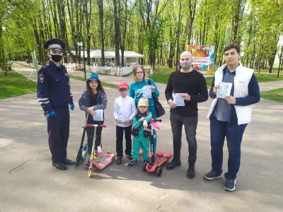 Посетителям Щёлковского парка напомнили о правилах безопасного передвижения на велосипедах и самокатах